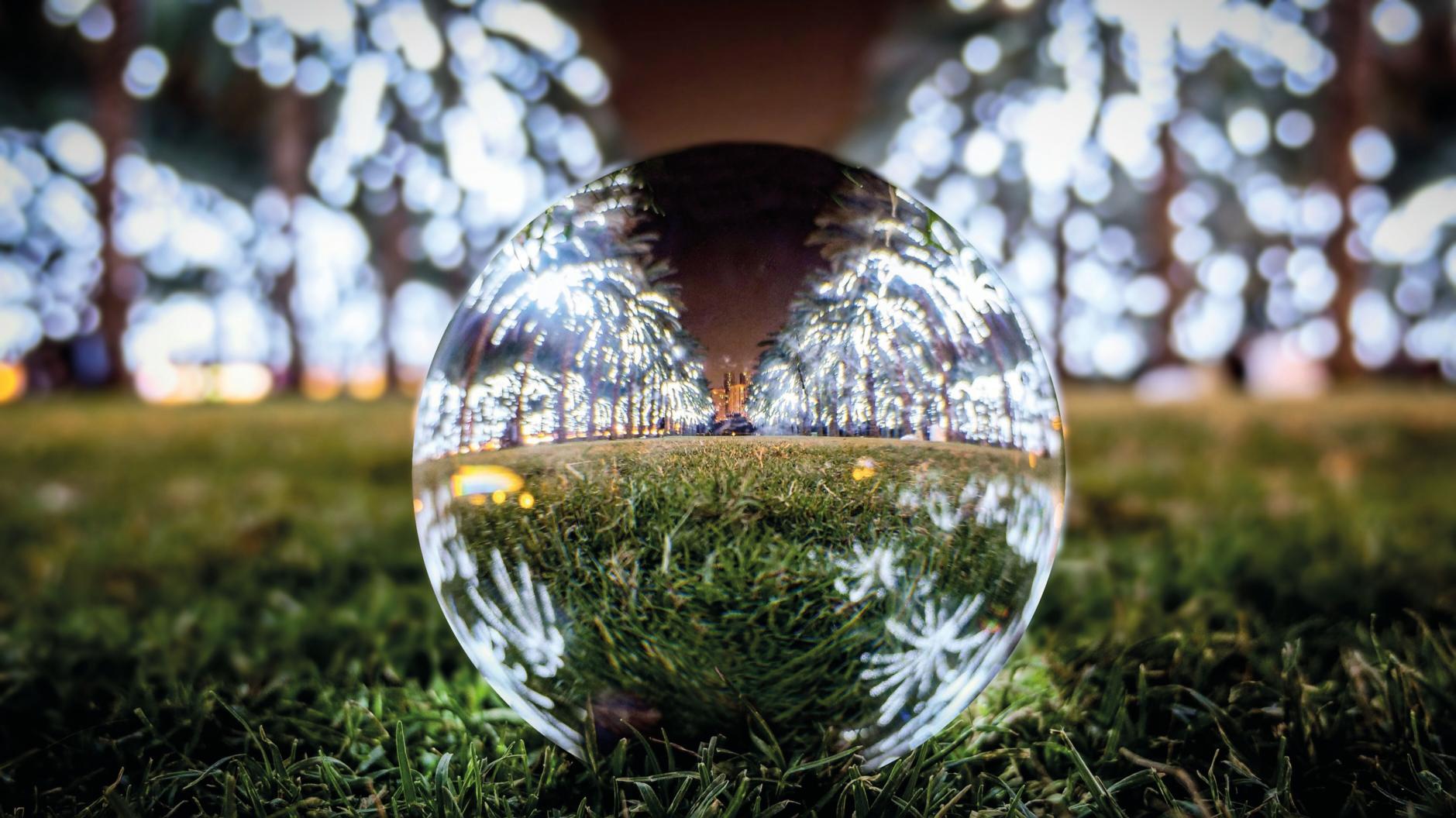 20241105_©freepik_close-up-crystal-ball-glass (c) ©freepik