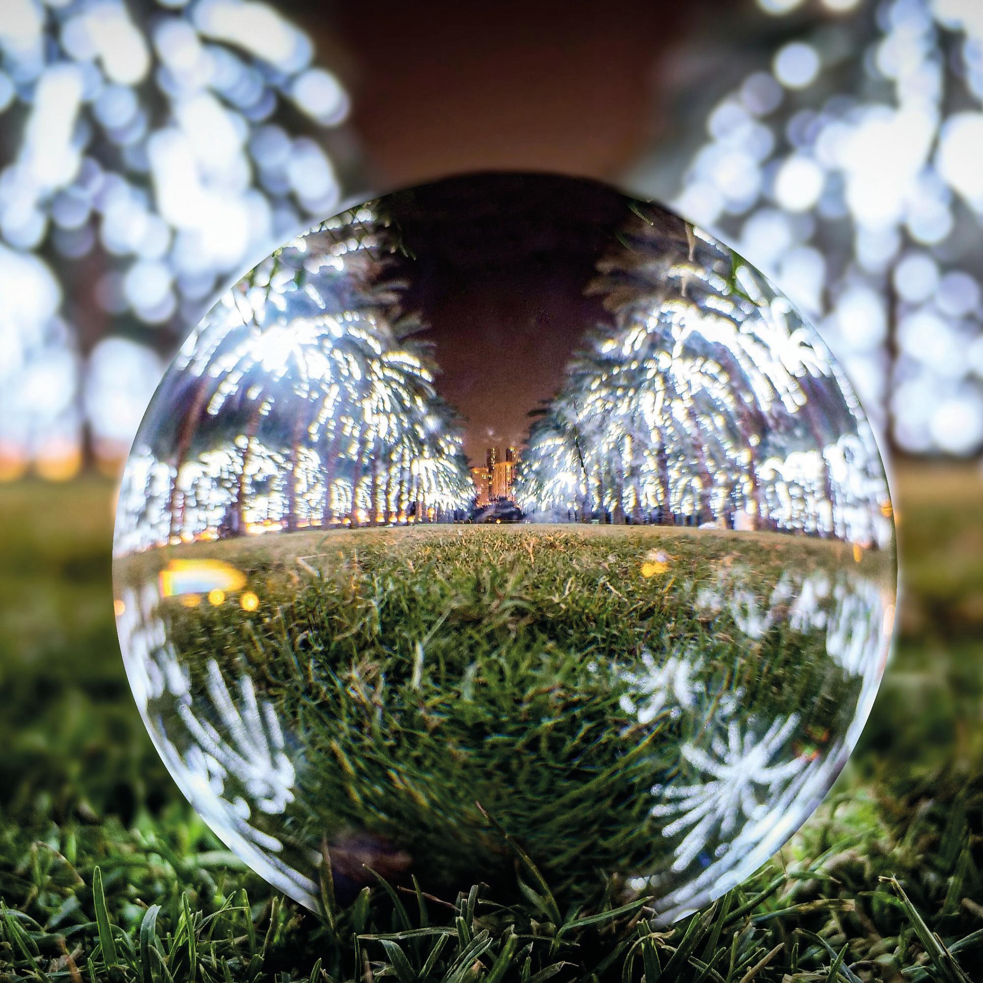 20241105_©freepik_close-up-crystal-ball-glass