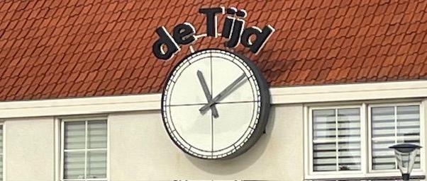 „De Tijd“ - Uhr an Häuserfront, Westkapelle