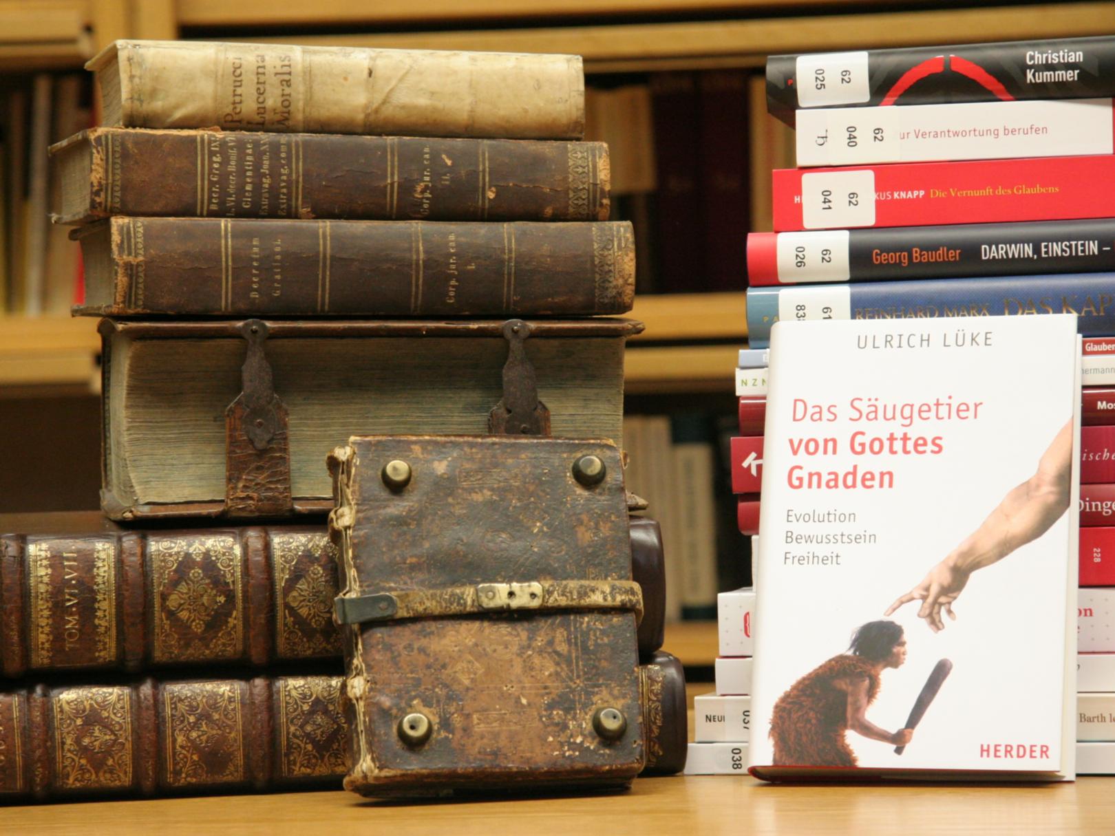 Historische u. aktuelle Bestände in der Diözesanbibliothek (c) KI Aachen (Foto: Jürgen Damen)