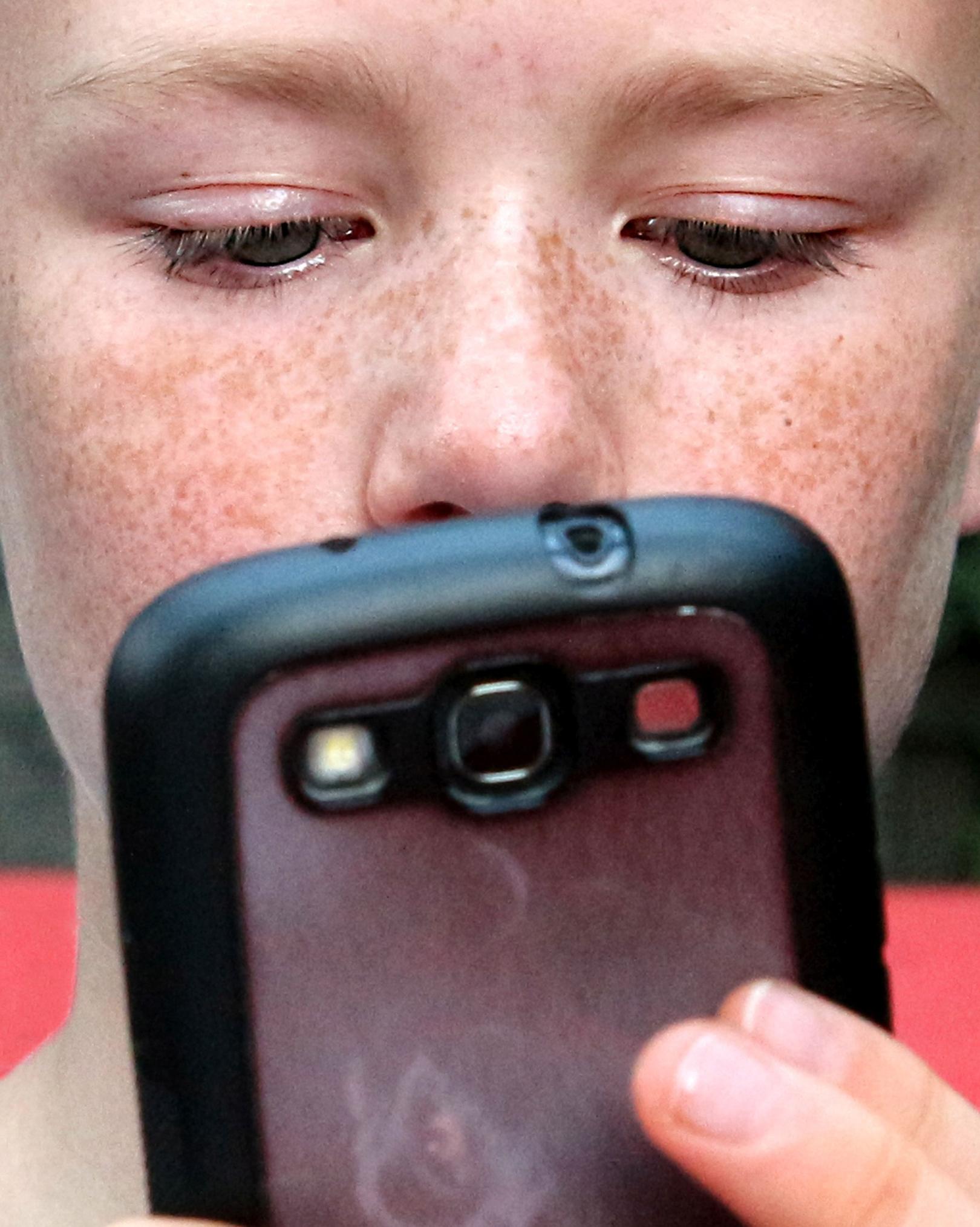 Junge mit Smartphone (c) Peter Weidemann_Pfarrbriefservice.de