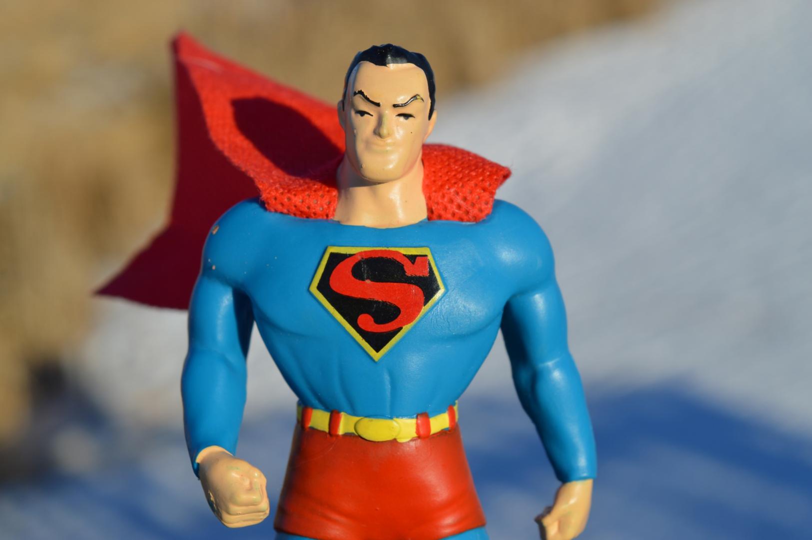 20230905_toy-power-action-figure-strong-strength-cape-833340-pxhere.com (c) KI-Aachen