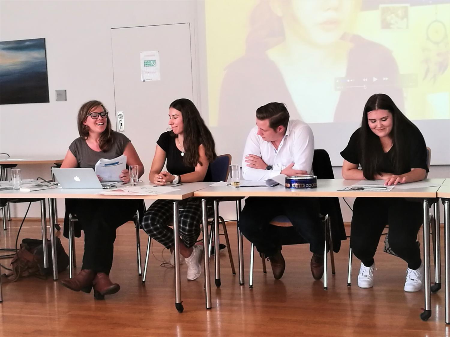 Schülerinnen und Schüler „Gegen das Vergessen“ - Gustav-Heinemann-Gesamtschule in Alsdorf unter Leitung von Religionslehrerin Annika Franzke (c) Frank Hansen